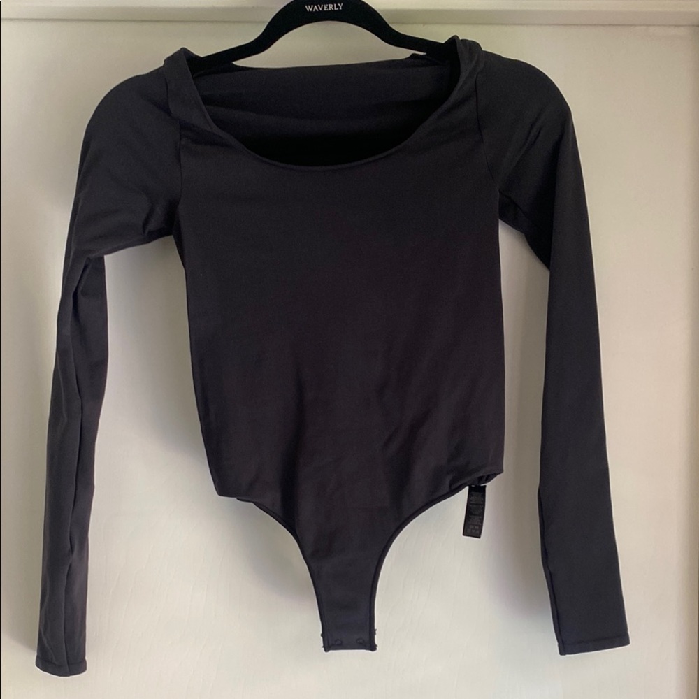 SKIMS Black Long Sleeve Bodysuit. Scoop neck . Size SM